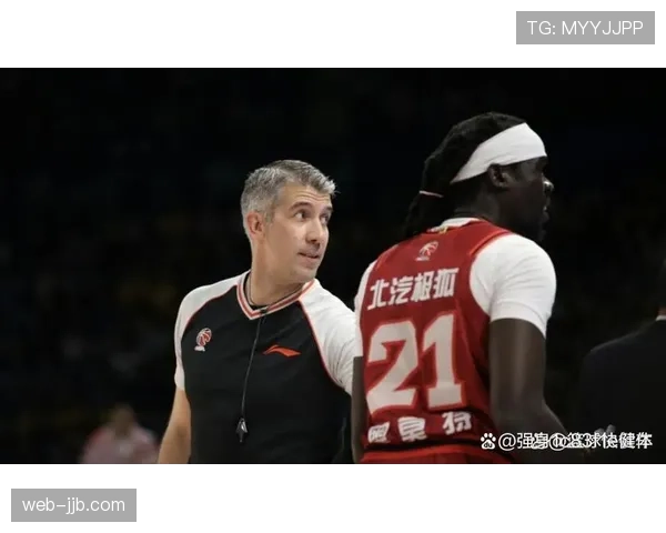 外籍裁判执裁季后赛关键战 WCBA联赛与国际标准全面接轨 外籍裁判执裁季后赛关键战 WCBA联赛与国际标准全面接轨